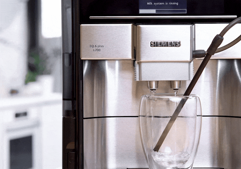 Milk system rinsing in bean to cup coffee machines 